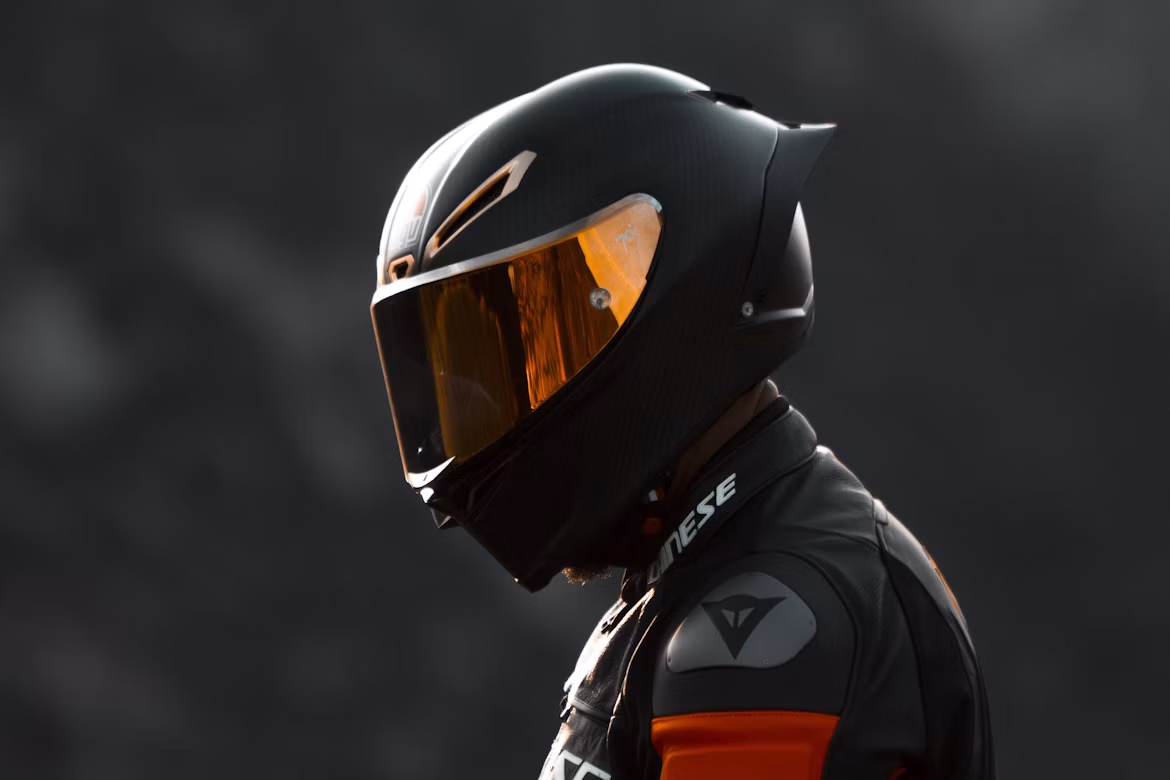 Motociclista con casco integrale e giacca protettiva