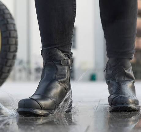 Stivali moto e sneaker omologate: come sceglierli image